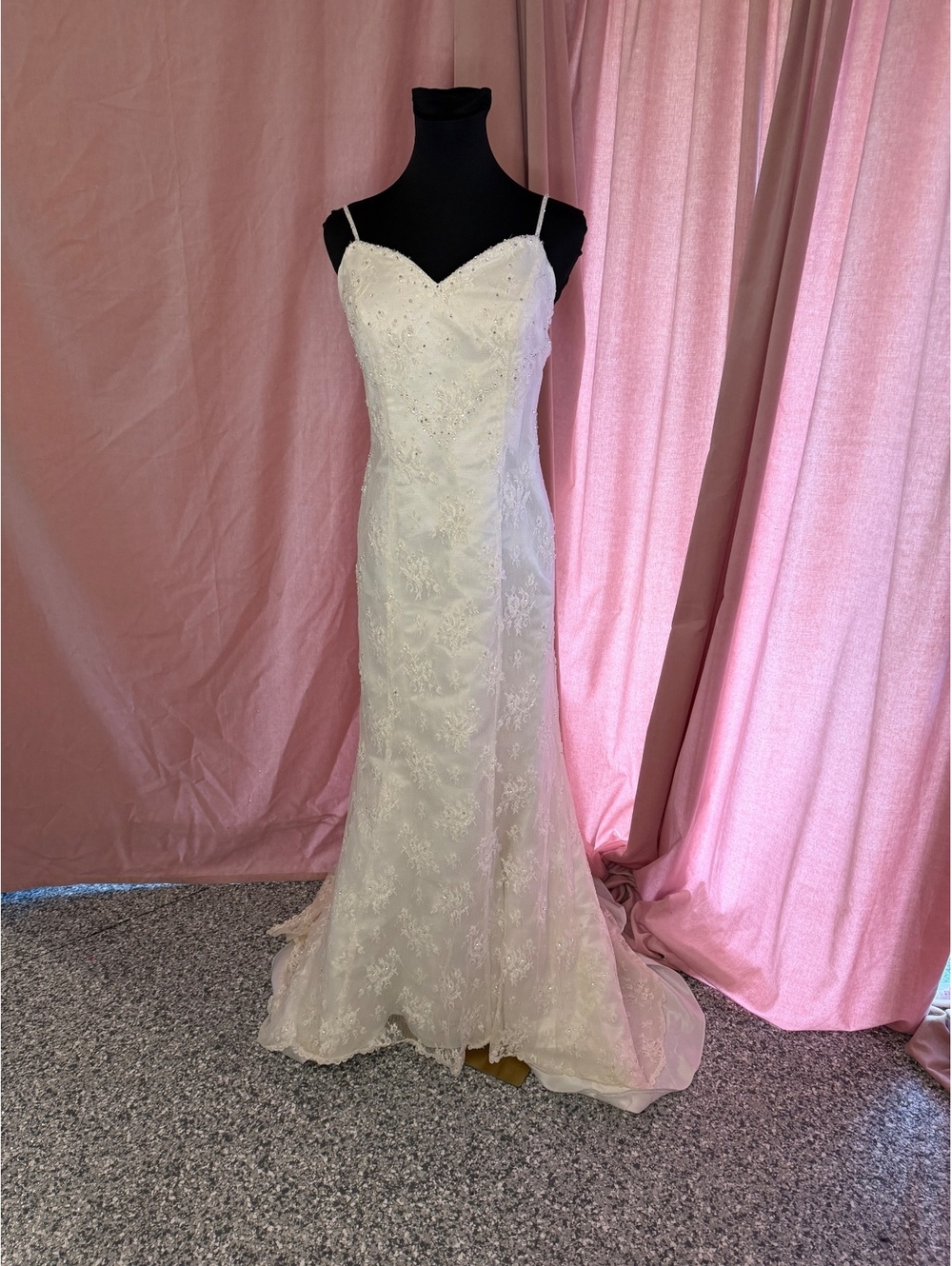 Elegant White Lace Wedding Dress with Beaded Details and Train